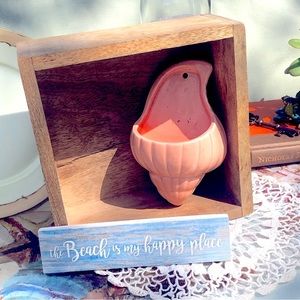 Beach themed planter & sign decor